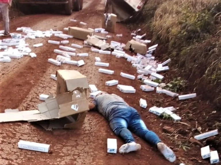 Escapaba de la Policía con una camioneta llena de cigarillos, volcó y terminó hospitalizado
