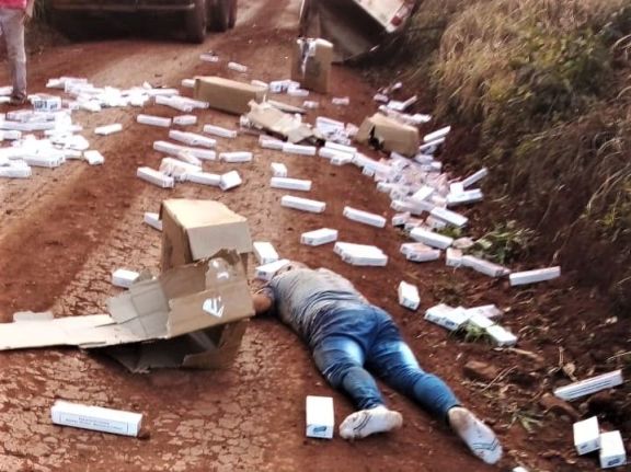 Escapaba de la Policía con una camioneta llena de cigarillos, volcó y terminó hospitalizado