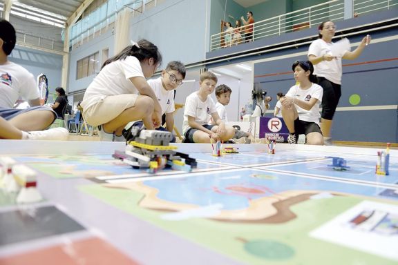 Chicos demostraron talento en la final de la Copa de Robótica 