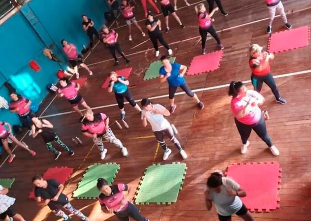 Brindan clases de fitness de combate en distintos barrios 