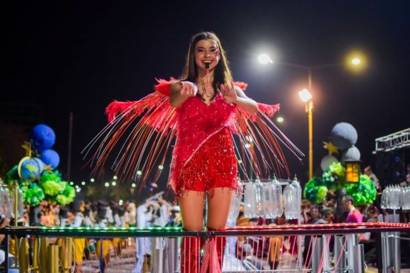 Se vive a pleno la segunda noche de la Estudiantina en la costanera posadeña