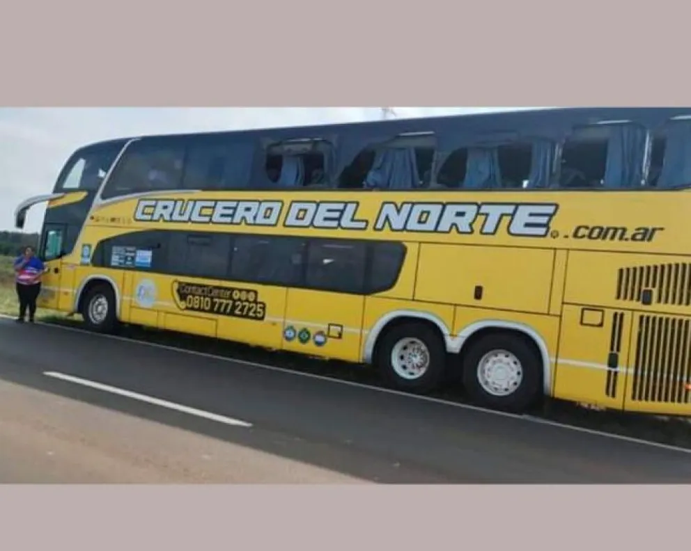 Susto en la delegación misionera rumbo a los Evita: un camión rozó uno de los ómnibus