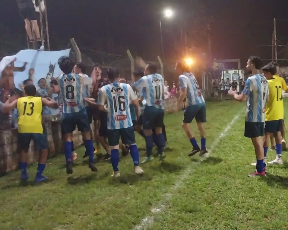 En un clásico que tuvo de todo, el club Jardín América derrotó a Timbó