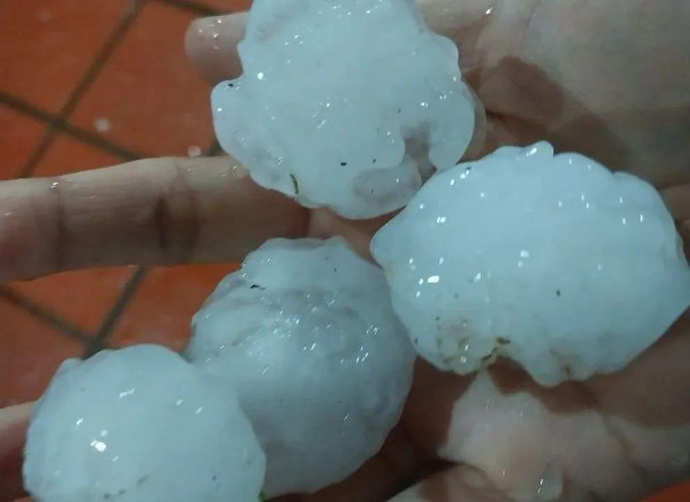 Fuerte lluvia y granizos sobre Posadas 