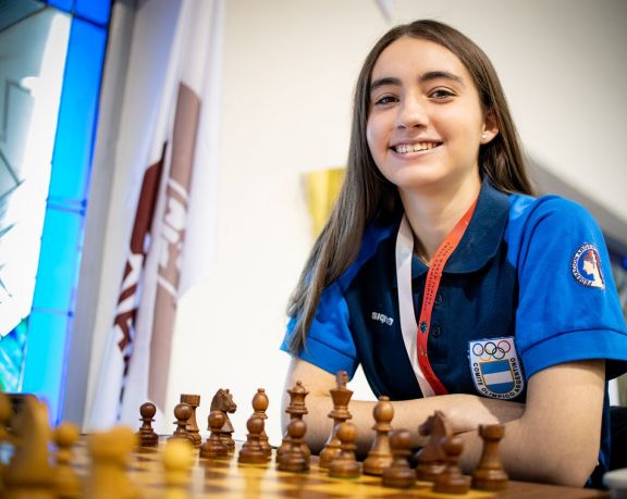 La campeona mundial de ajedrez Candela Francisco llegó al país