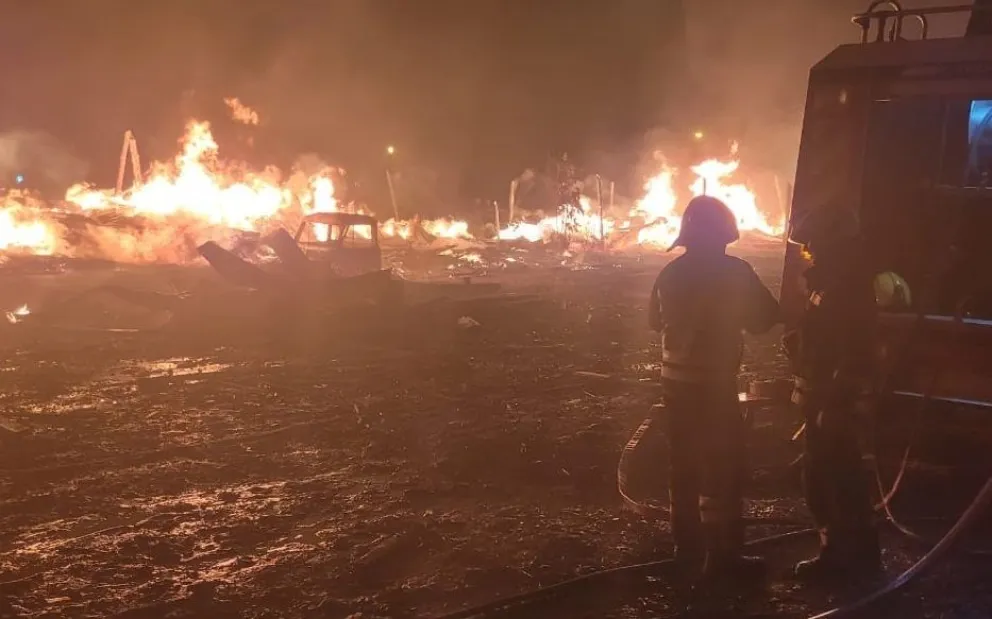 Millonarias pérdidas en el incendio total de un aserradero en Oberá 