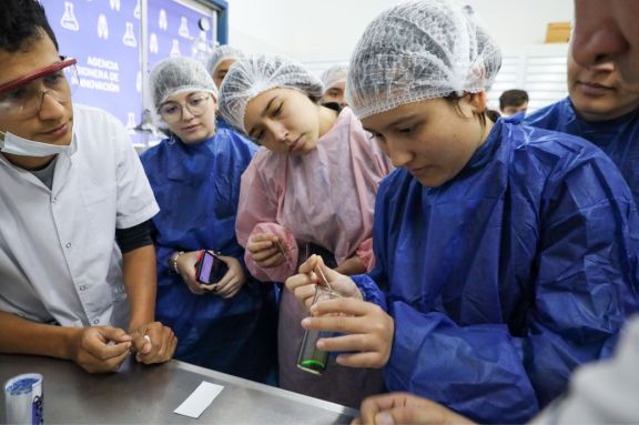 Alumnos de Posadas participan de experiencias en laboratorios por la Semana de la Ciencia 