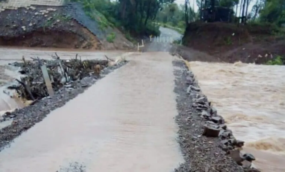 Corte total del paso vehicular y peatonal por el puente Pindaytí