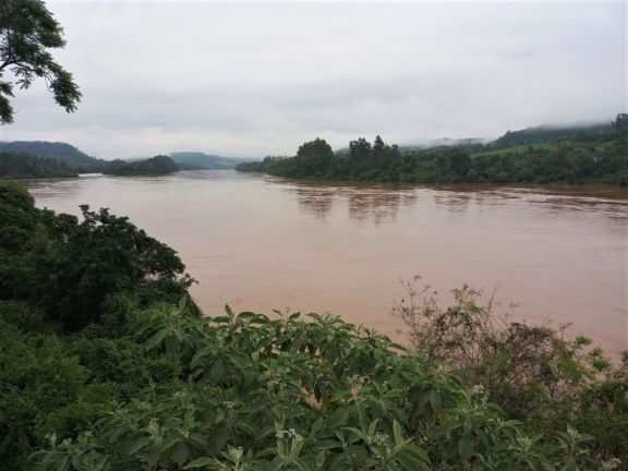 Baja el río pero El Soberbio mantiene el alerta por riesgo de inundaciones