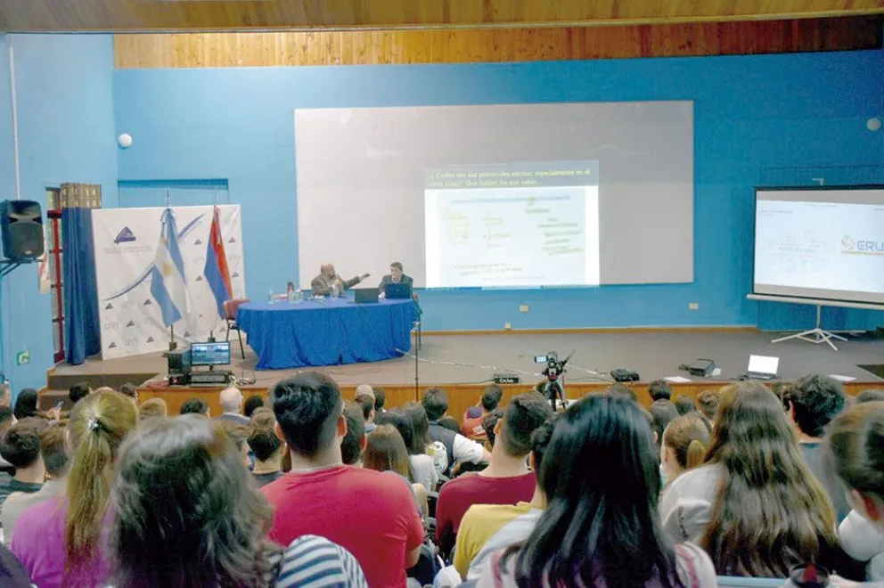 Debatieron en la Unam sobre los efectos de tener otra moneda