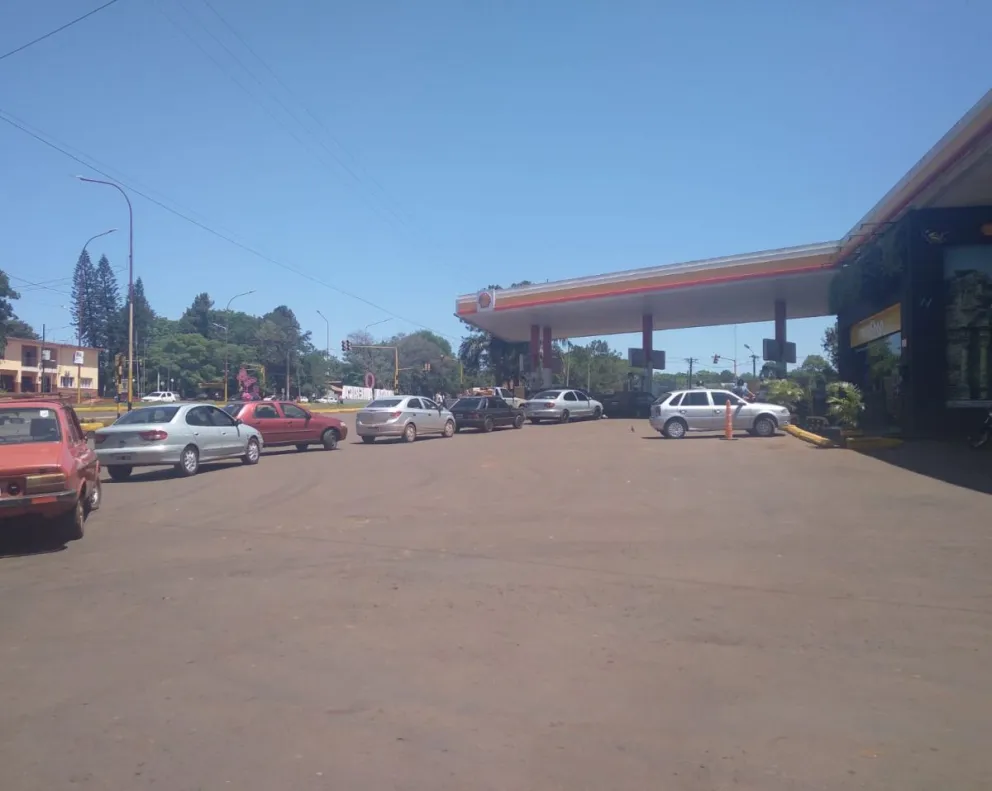 Jardín América: largas filas de autos en estaciones de servicios por escasez de combustibles 
