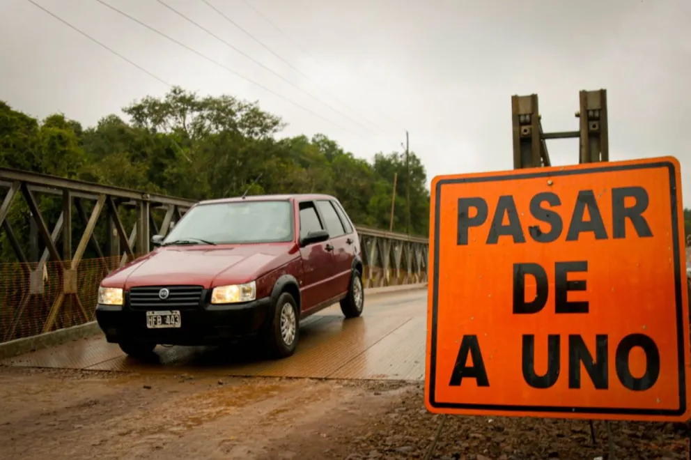 Arroyo Pindaytí: Por seguridad, se restringió el paso sobre el puente provisorio