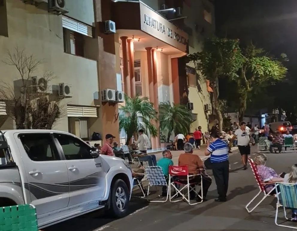 Calle Félix de Azara cortada frente a la Jefatura de Policía por protesta de retirados