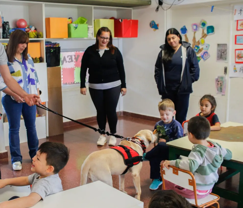 El municipio incorpora terapia asistida con perros para lograr el bienestar en niños