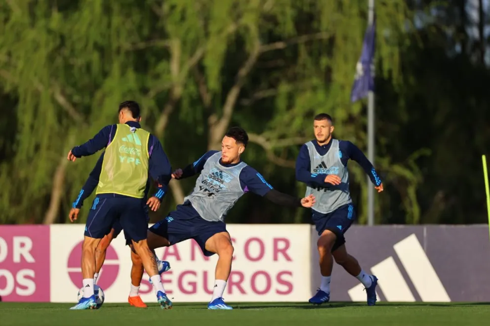Scaloni probó con y sin Messi y colocó a Álvarez y Lautaro Martínez juntos en la última práctica