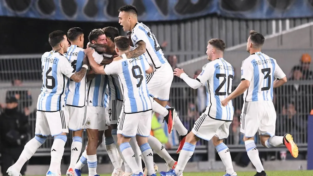 Argentina vence a Paraguay y conserva la punta en las Eliminatorias Sudamericanas Argentina vence a Paraguay y conserva la punta en las Eliminatorias Sudamericanas