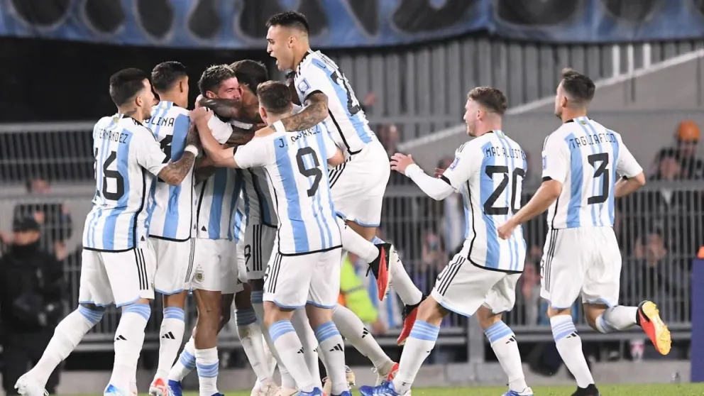 Argentina vence a Paraguay y conserva la punta en las Eliminatorias Sudamericanas