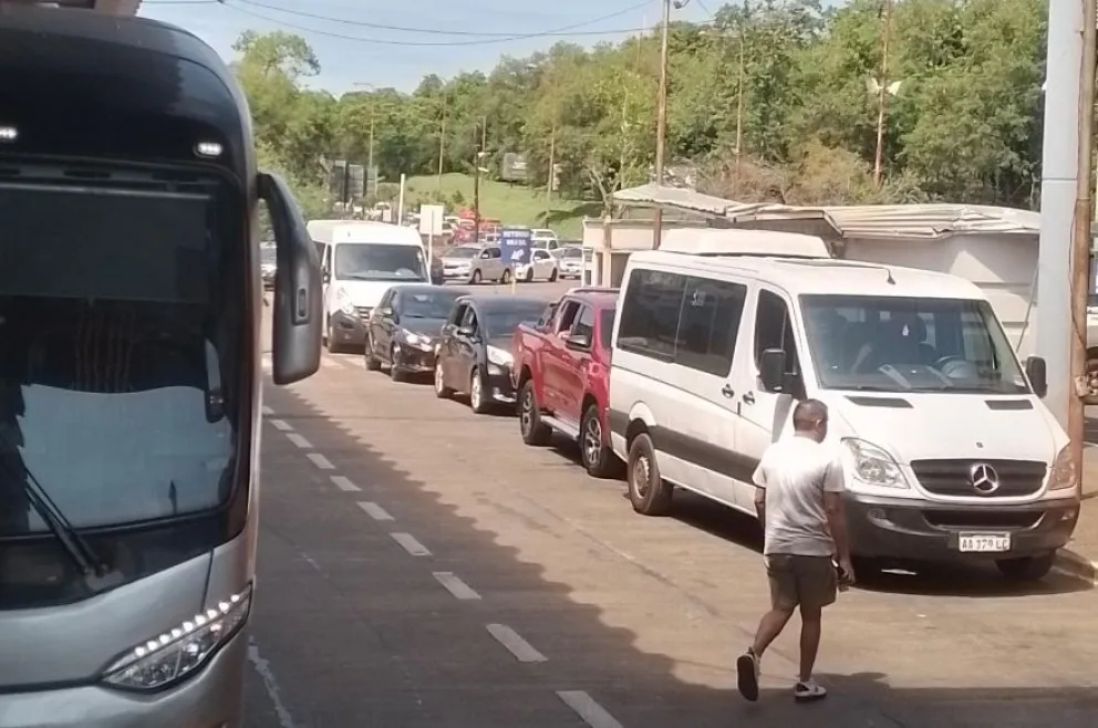 Caos y largas filas en el centro de frontera de Puerto Iguazú