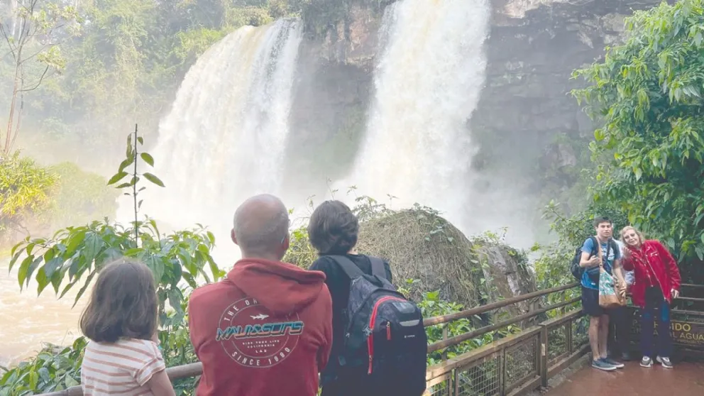 Aluvión de turistas genera filas en Iguazú y mayor movimiento en la capital provincial