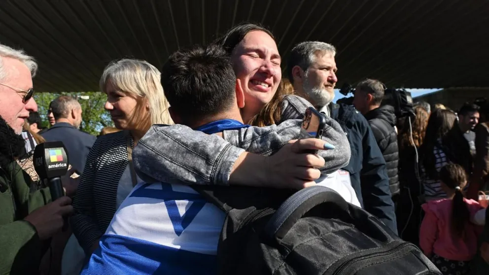 Emotivo reencuentro de los argentinos evacuados de Israel con sus familias