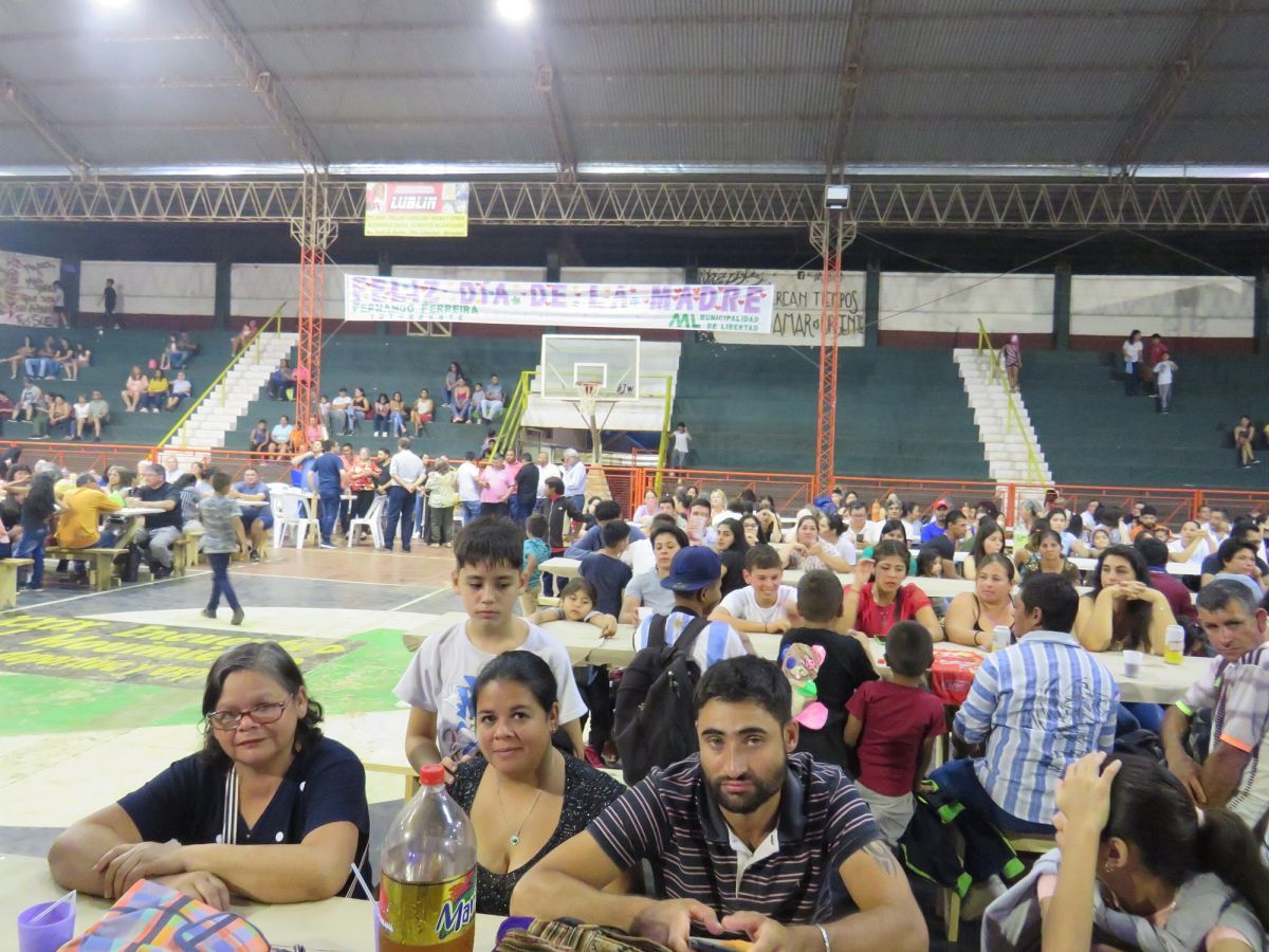 Cena show, sorteos y baile en el agasajo a las Madres en Puerto Libertad