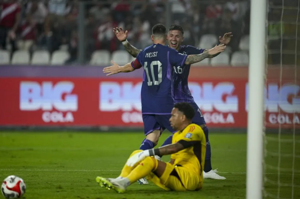 Argentina, con una gran noche de Messi, le ganó a Perú en Lima