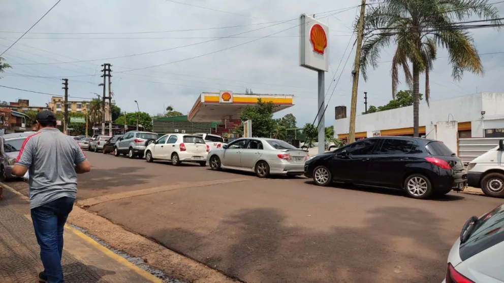 Extranjeros siguen haciendo fila para cargar combustibles