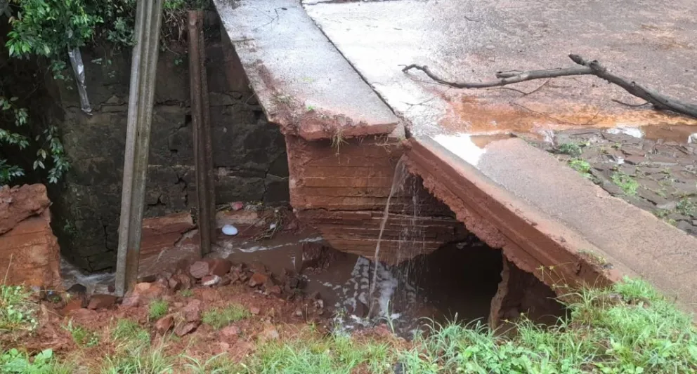 Ante las intensas lluvias colapsó la base de un puente en Oberá