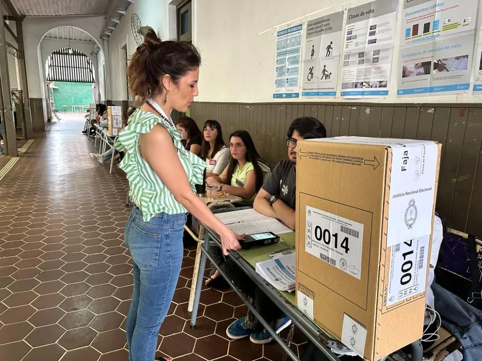 Elecciones generales usando identificación con huella dactilar en algunas escuelas de Misiones
