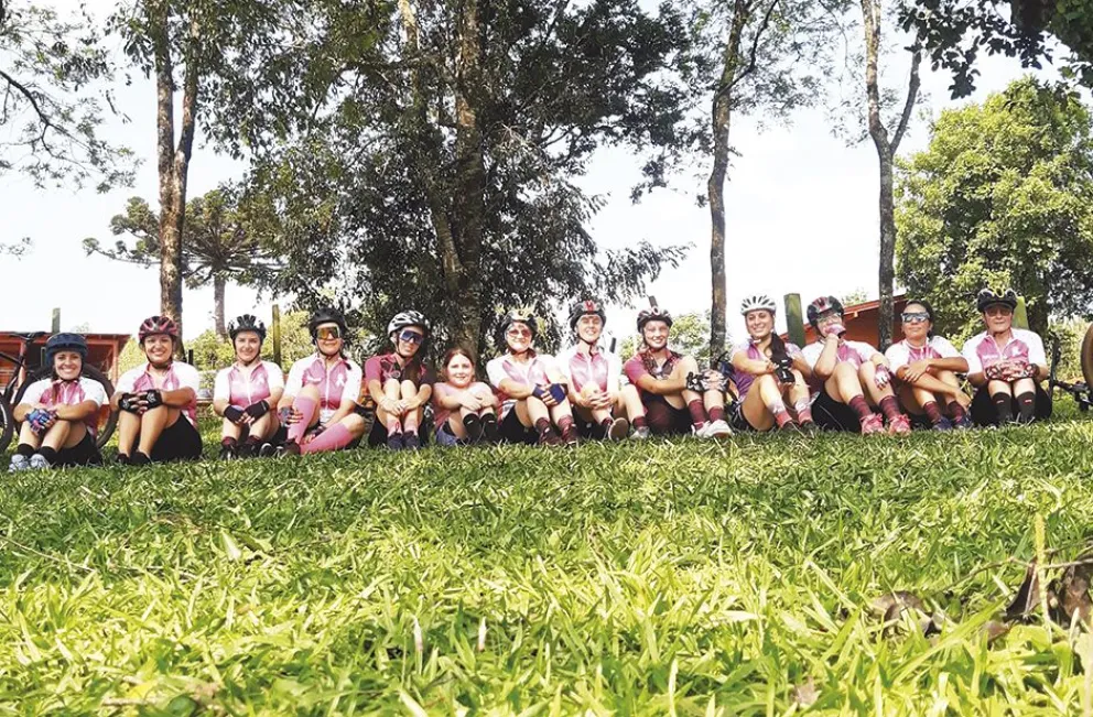 Bicicleteada rosa para ponderar la prevención