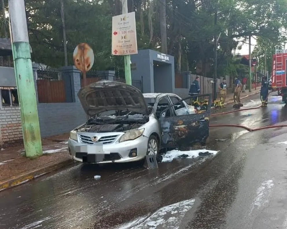 Iguazú: se incendió un vehículo en el acceso de una estación de servicio
