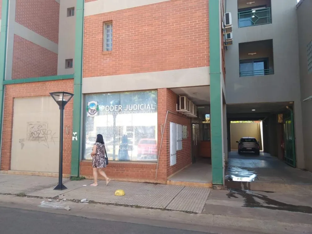 Filmaron a un bebé fumando narguile y la justicia intervino de oficio