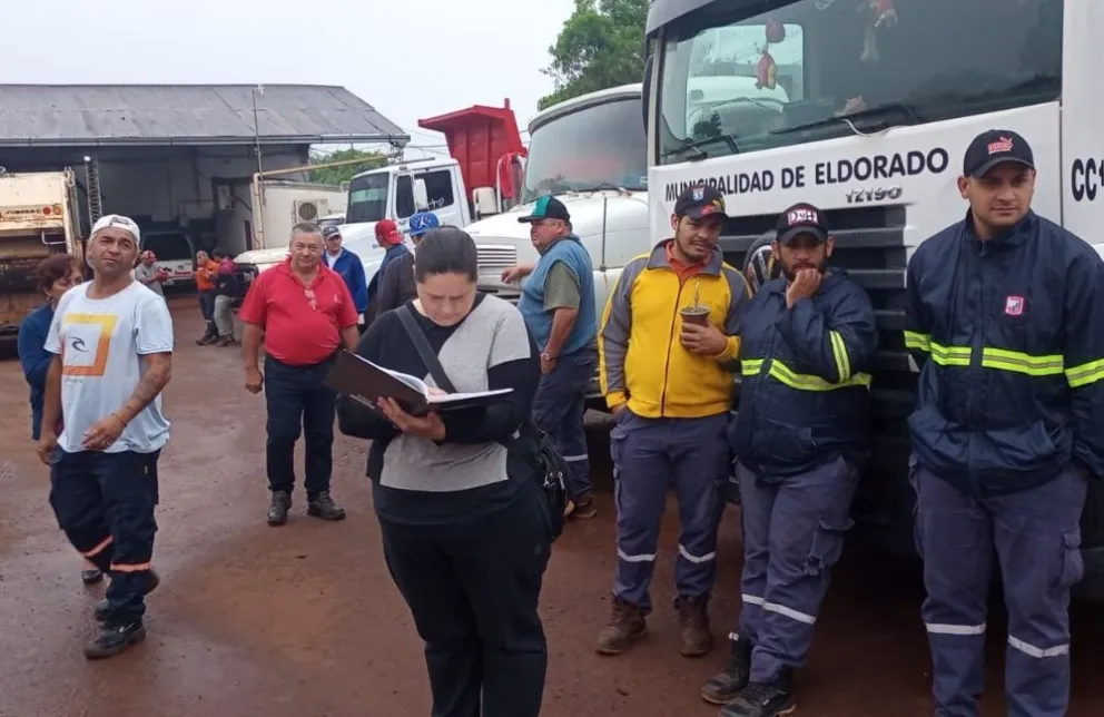 Empleados municipales de Eldorado insisten en pedido de 40% de aumento