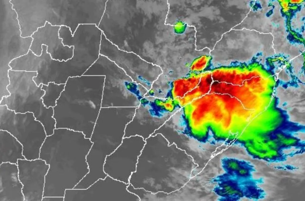 Continúan las intensas lluvias: advertencia naranja y roja para distintos puntos de la tierra colorada