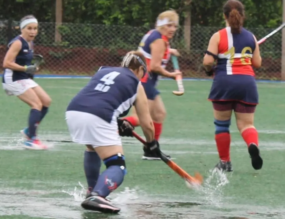Bajo lluvia comenzó el 1º torneo Mamis Hockey en Puerto Iguazú