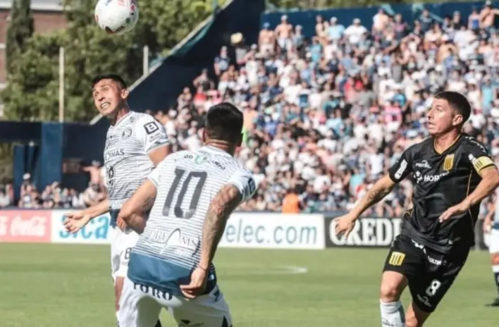 Independiente Rivadavia y Almirante Brown en busca de una plaza en la Liga Profesional
