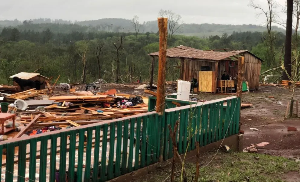 Se replican los daños por la intensa lluvia: desborde de arroyos, postes caídos y voladuras de techos