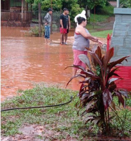 Puerto Esperanza: desbordó el arroyo Molinos y provocó la inundación de dos barrios