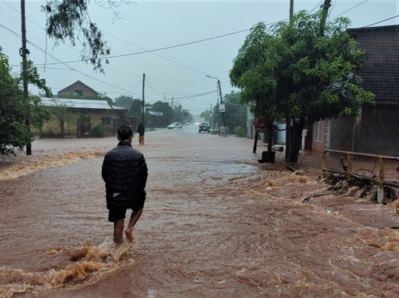Iguazú: barrios inundados por el desborde de arroyos, seis familias evacuadas