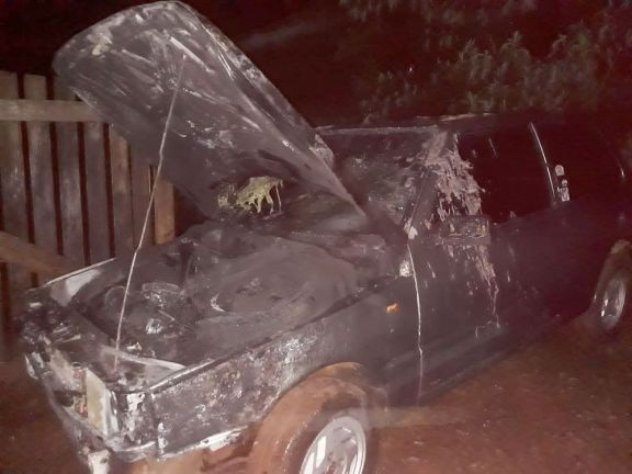 Panambí: incendio destruyó parte de un galpón de madera y de un vehículo