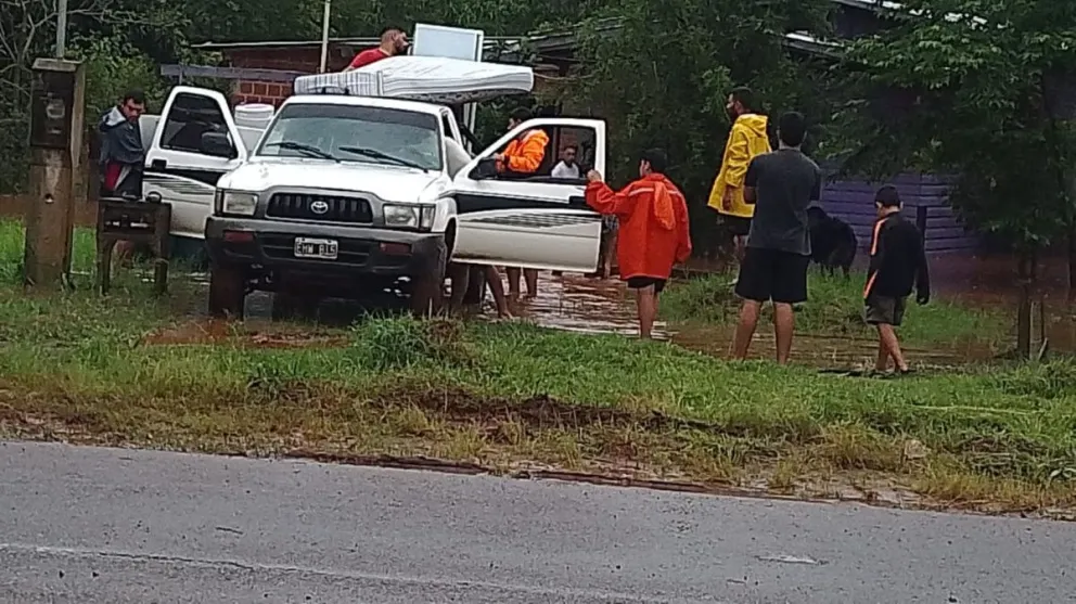 La crecida de un arroyo obligó a evacuar a tres familias en Montecarlo