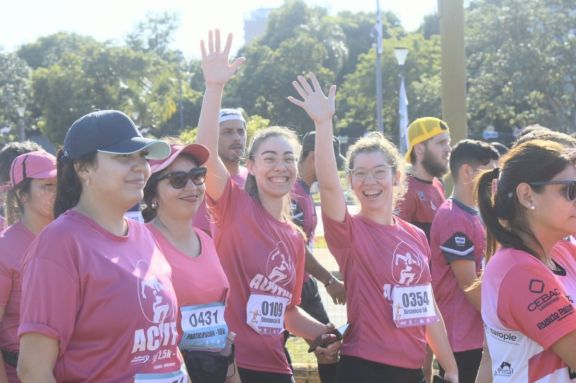 Decenas de corredores se unieron para concientizar sobre el cáncer de mama 