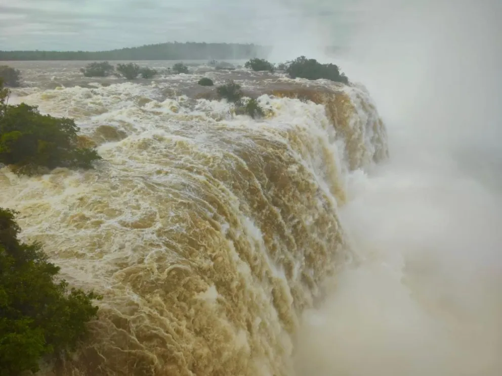 Por el caudal: Cataratas argentinas cerrada, en Brasil solo senderos habilitados