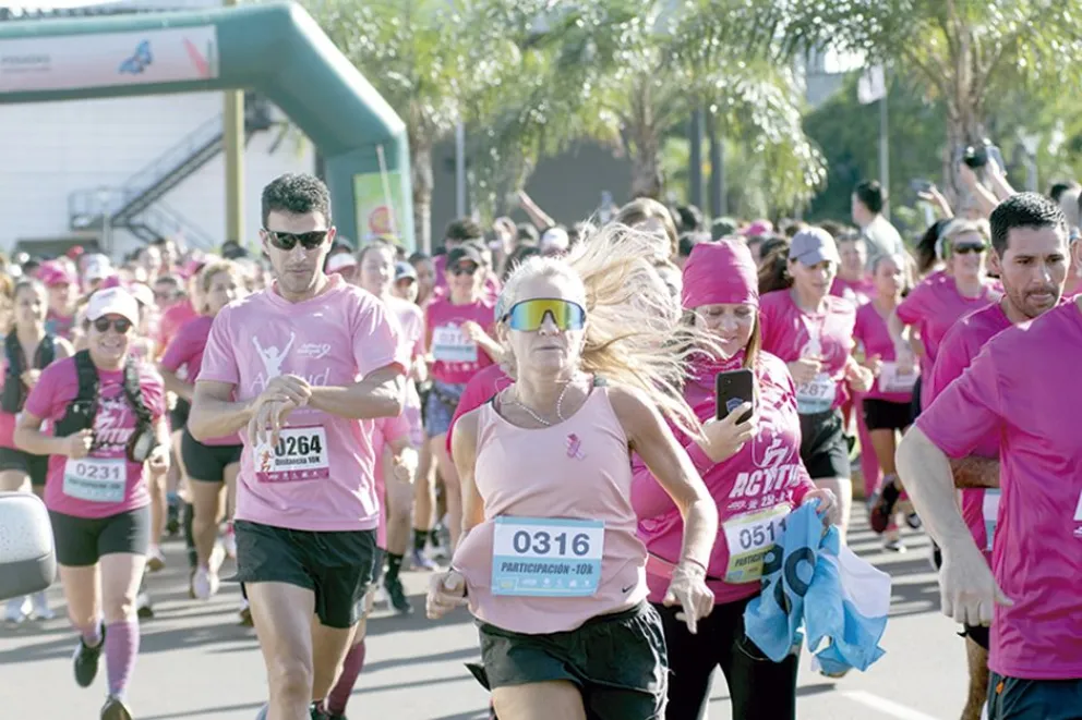 Multitud rosa para generar conciencia y salvar vidas