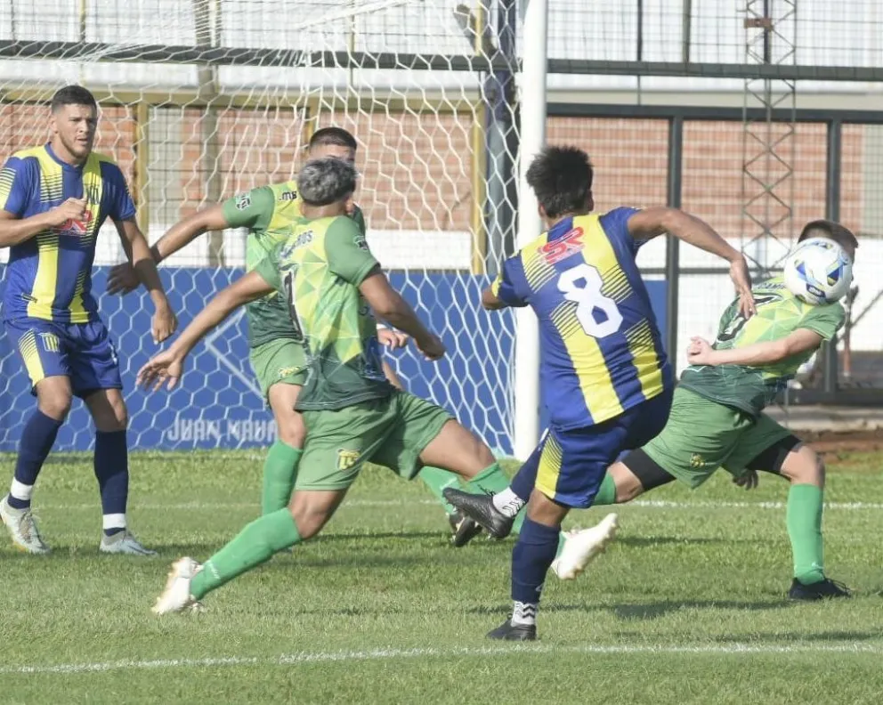 Mitre debutó con un triunfo en el Regional: fue 2 a 1 ante La Picada 