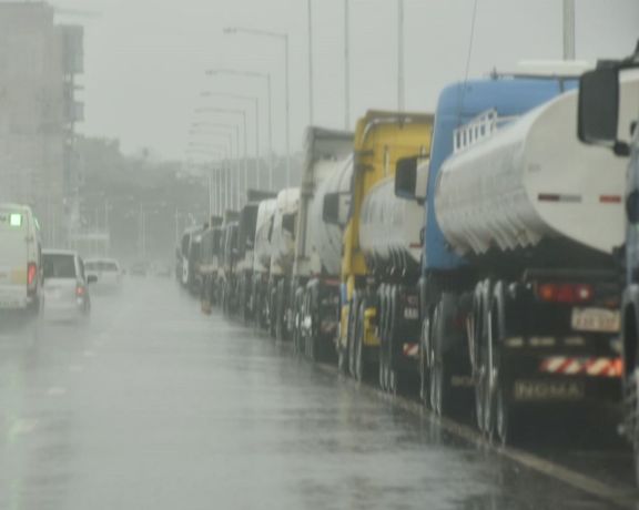 Persisten las filas de camiones para cruzar desde Posadas a Encarnación