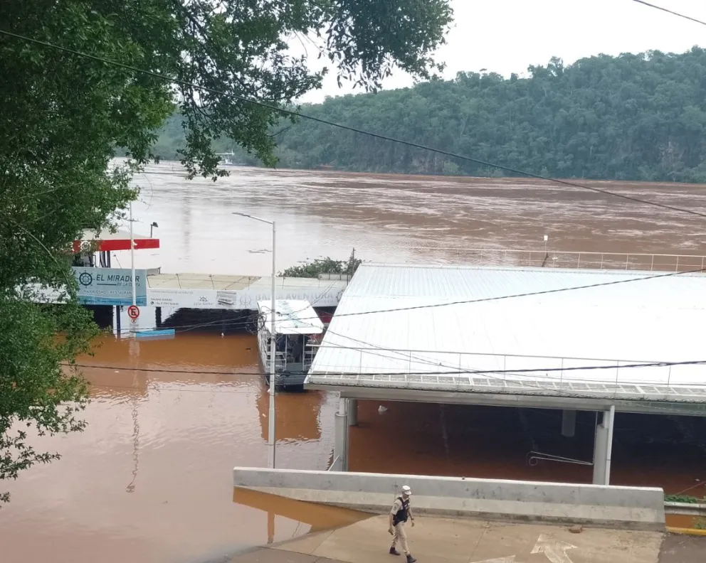 Evacuaron oficinas del puerto de la ciudad de las Cataratas 