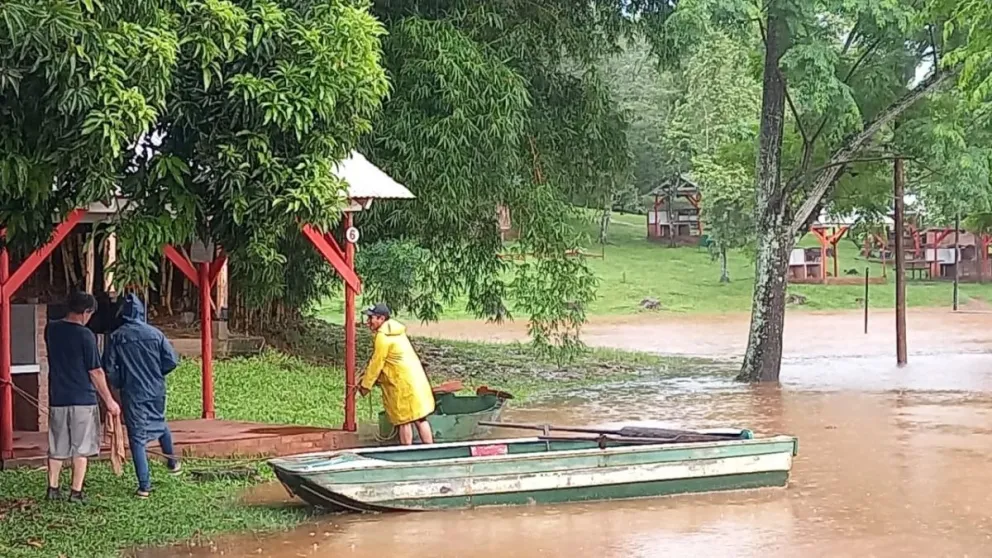 Por la crecida del Paraná, se inundó quinchos en el club de pesca en Leoni y se evacuó a una familia