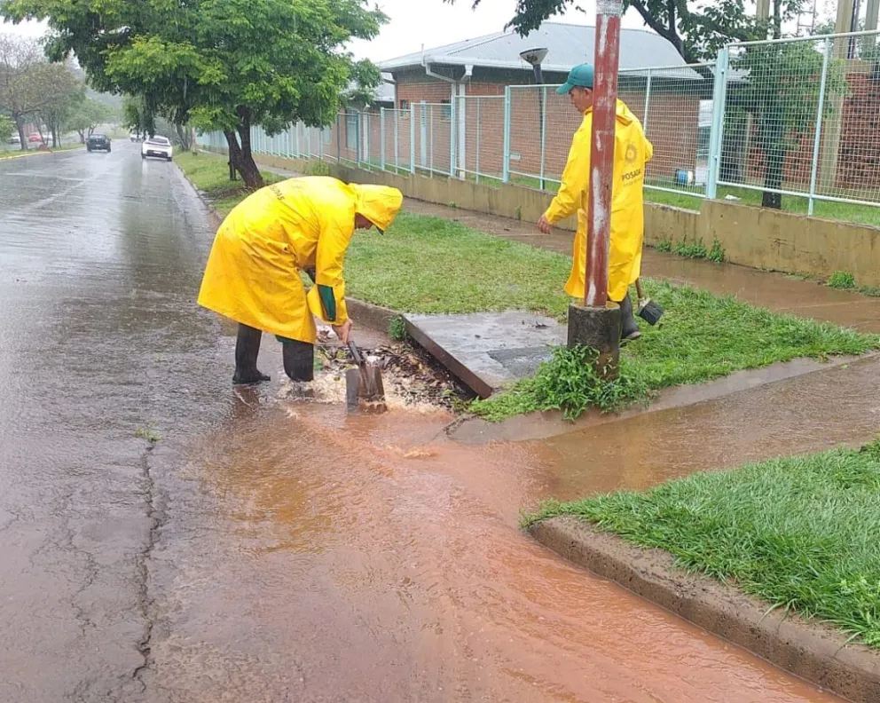 Frente a las lluvias, continúan las tareas de limpieza en la ciudad de Posadas 