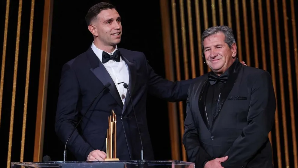 El "Dibu" Martínez ganó el premio al mejor arquero en el Balón de Oro
